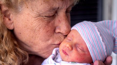 Mujer que perdió un hijo por un tumor cerebral da a luz a los 57 años