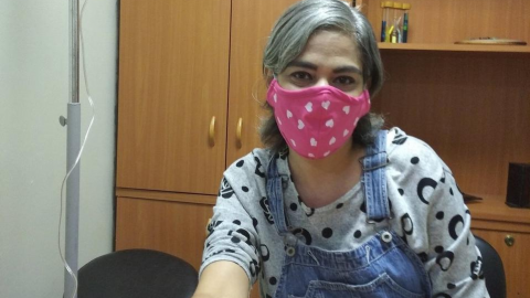 Maestra ofrece clases online para pagar su tratamiento contra el cáncer