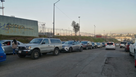 ''Voy para 24 horas esperando'': Abuelitos esperan por vacunación