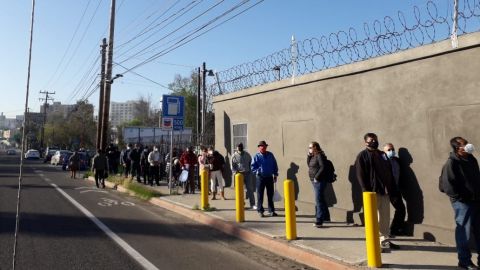 Continúan largas filas en Preparatoria Federal Lázaro Cárdenas