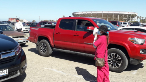 Horas de espera para ser vacunados en la Plaza Monumental de Playas de Tijuana