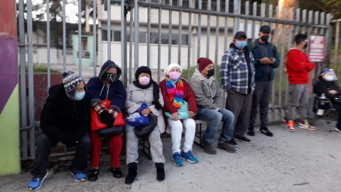 Abuelitos prefieren dormir en los sitios de vacunación que quedarse sin vacuna