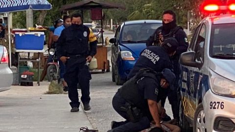 ¡Indignación! Muere mujer tras ser sometida por un grupo de policías (VIDEO)