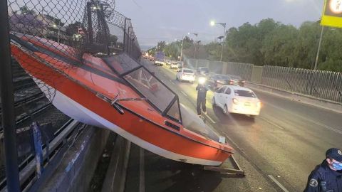 Lancha se incrusta en malla que protege vías del Metro de CdMx