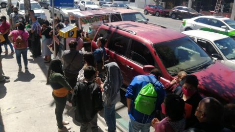 Adultos mayores hacen largas filas por pensión