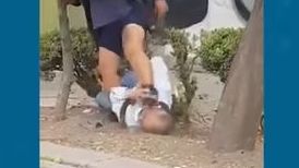 Captan a mujer golpeando brutalmente a adulto mayor (VIDEO)