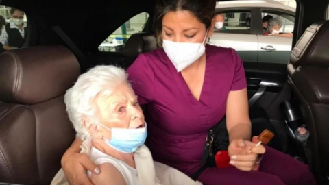 ''Por fin podré abrazar a mis nietos''; abuelita tras recibir vacuna de COVID