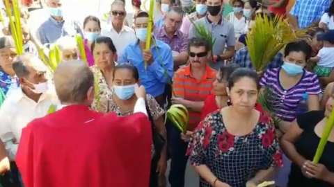 ‘Es una babosada’: Sacerdote quita cubrebocas a fieles en Domingo de Ramos
