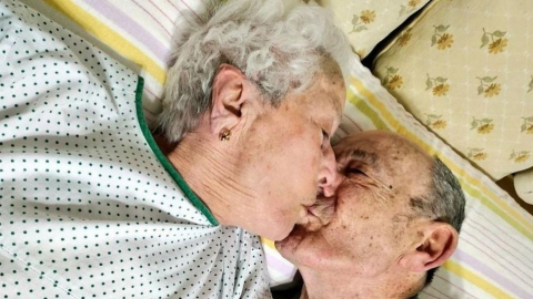 VIDEO: Abuelitos se reencuentran tras semanas separados; momento se hace viral