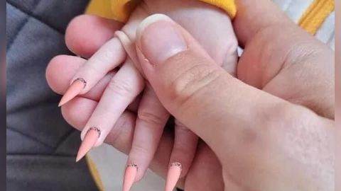 Madre promueve uso de uñas postizas para bebé; genera gran polémica