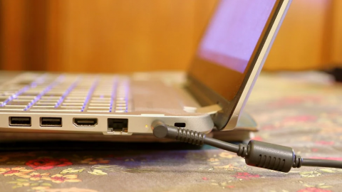 ¿Es mejor tener la laptop enchufada todo el tiempo o usar la batería?