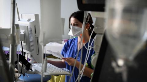 Lanzan defensa legal para médicos acusados de negligencia en casos covid