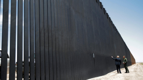 Pequeñas son lanzadas de 4 metros de altura para CRUZAR el MURO fronterizo