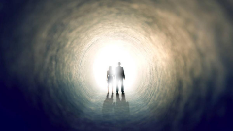 Médico afirma que antes de morir vemos a las personas que MÁS queremos