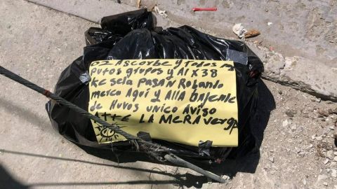 Dejan restos humanos esparcidos con cartulinas en calles de Camino Verde