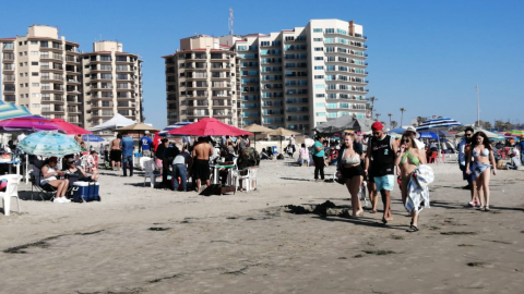 ¡LES VALE EL COVID! Playas de Rosarito, llenas por Semana Santa