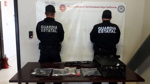 CONFISCAN UN RIFLE DE ALTO PODER AR-15, DOS PISTOLAS, CARGADORES Y CARTUCHOS