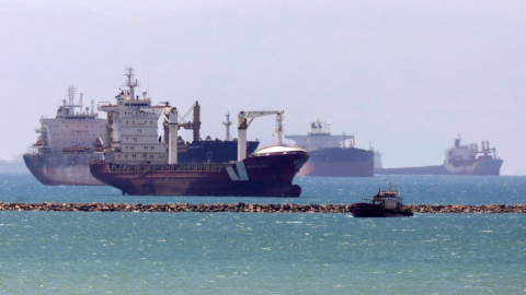 A cuatro días de su liberación, se alivia embotellamiento en Canal de Suez