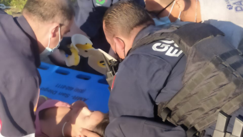 Auxilian agentes policiacos a accidentados