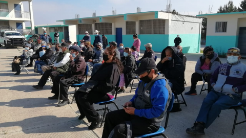 Adultos mayores acuden por su vacuna en colonia Tres de Octubre