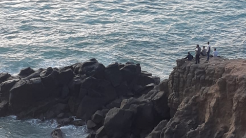 Joven desaparece entre las olas; esfuerzo inútil por encontrarlo