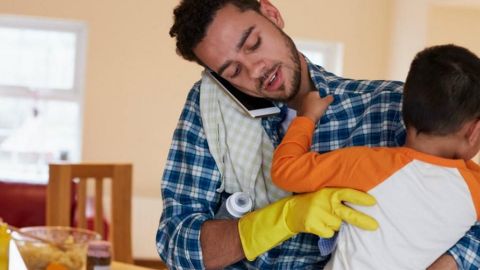 Hombres que ayudan con las tareas domésticas son más atractivos para las mujeres