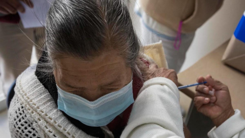 Mientras la vacunaban, abuelita pide auxilio con un papel; sufría abuso en casa