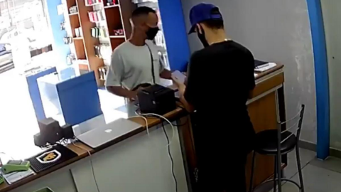 Comerciante le dispara por espalda a ladrón que acababa de robarle
