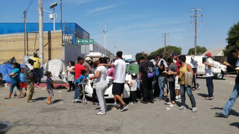 Estadounidenses acuden a realizar donaciones a migrantes