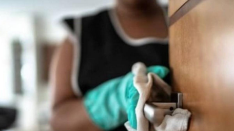 Pareja esclaviza a migrante; trabajaba 7 días a la semana y dormía una hora