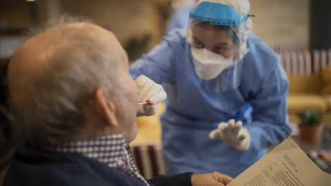 CDMX: Detienen a jóvenes por disfrazarse de abuelos para recibir vacuna de COVID