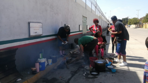 Crean su propia cocina: Migrantes en garita "El Chaparral"