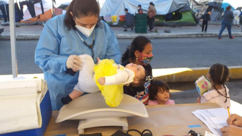 Vigilan estado de salud de migrantes en El Chaparral