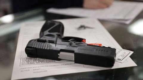Tras recientes tiroteos en EEUU, buscan aumentar el impuesto en armas de fuego