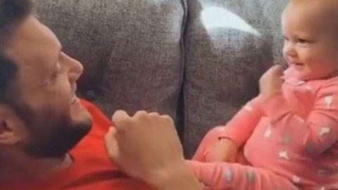 🎥 Niña de un año se comunica con su padre sordo con lengua de señas