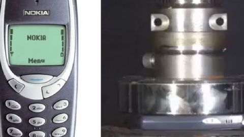 🎥 ¡El celular más resistente! Destruyen un Nokia 3310 con una prensa hidráulica