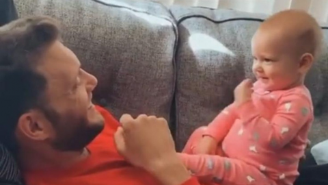 VIDEO: Bebé sorda se comunica con su papá con lenguaje de señas