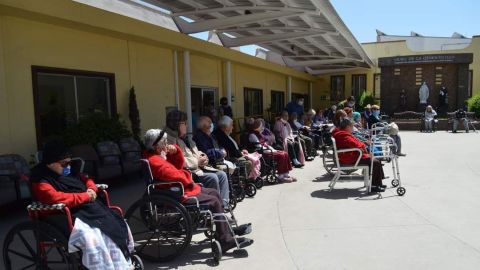 Vacunan contra Covid 19 a adultos de Casa Hogar