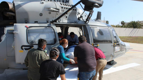 Navales apoyan a mujer con posible infarto