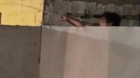 Mujer moja a VECINOS y su CARNE ASADA con una manguera
