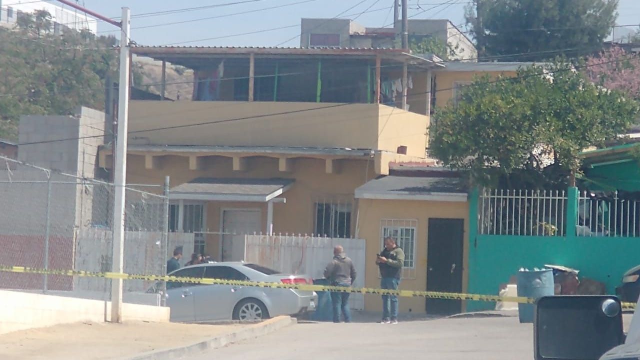 Hombre victimado a balazos frente a su domicilio en la colonia El Tecolote