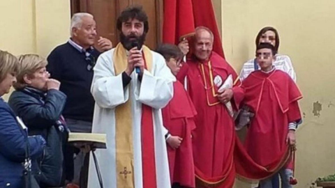 Sacerdote cuelga sus hábitos tras confesar estar ENAMORADO