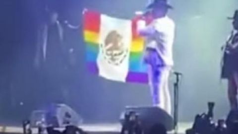 Grupo Firme ondea bandera de México con colores LGBT; homofóbicos explotan
