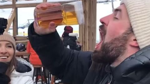 🎥 Hombre intenta tomar un vaso de cerveza congelada; inesperado final
