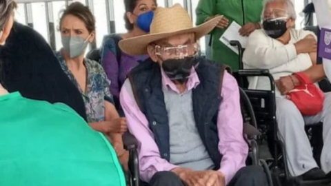 VIDEO: Captan al expresidente Luis Echeverría en vacunación contra COVID en CU