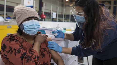 Canadá reporta nuevo caso de coágulos sanguíneos tras vacunación con AstraZeneca