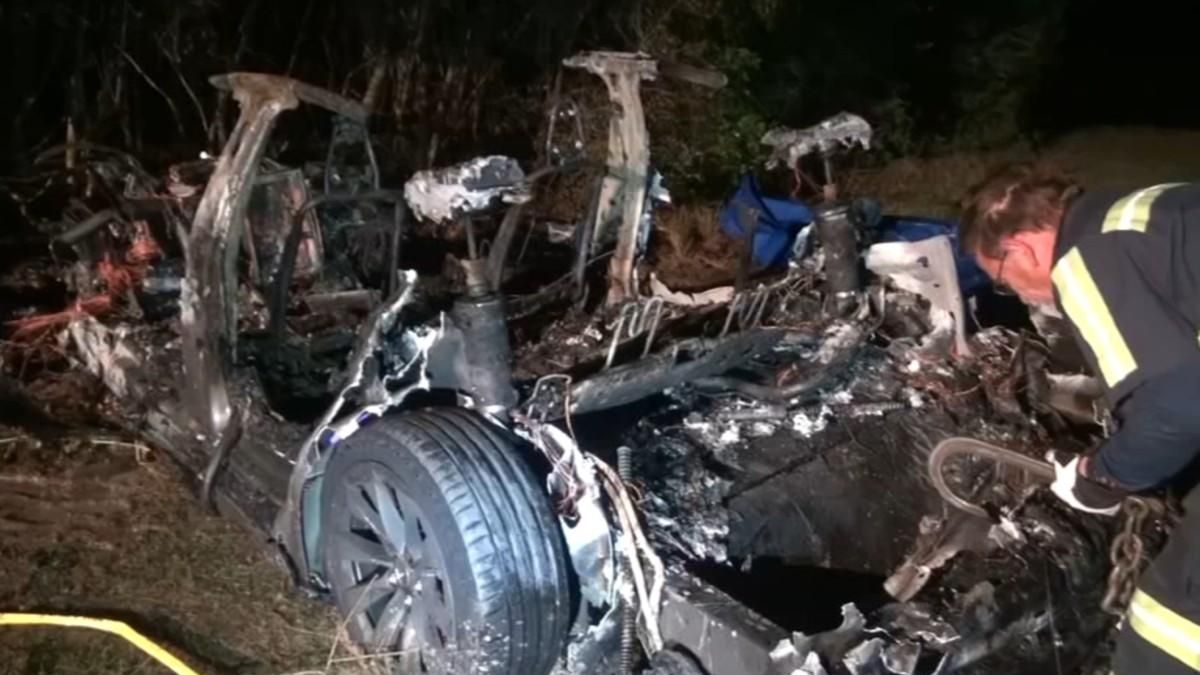 Choque de auto Tesla sin conductor deja dos muertos