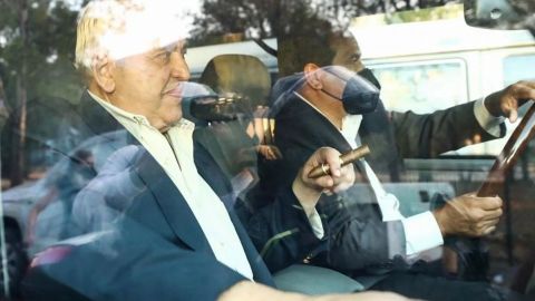 De traje y con puro en mano, Alonso Ancira abandona el Reclusorio Norte