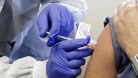 Adultos de 50 a 59 años ya pueden registrarse para recibir la vacuna anti COVID
