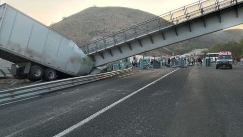 Puente peatonal colapsa y aplasta dos tráileres en carretera Querétaro-San Luis